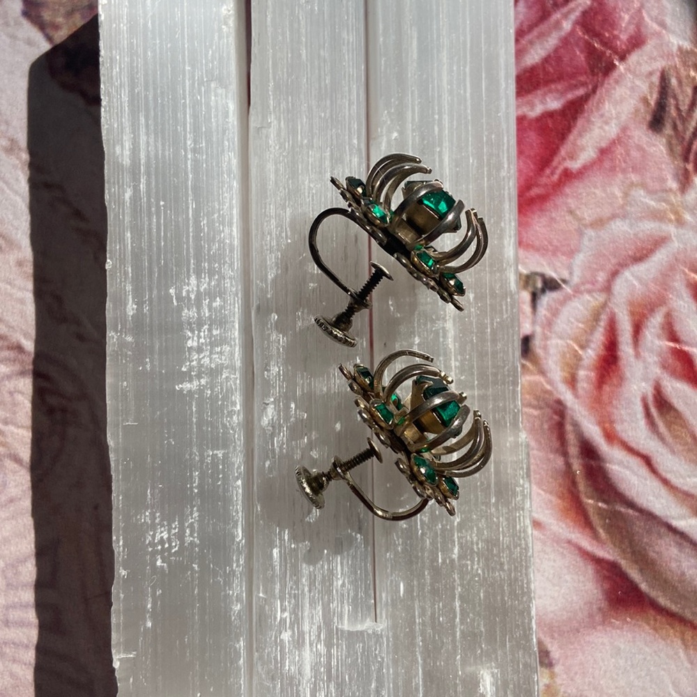 Vintage 1950s Emerald Green Rhinestone Earrings - Picture 6 of 9